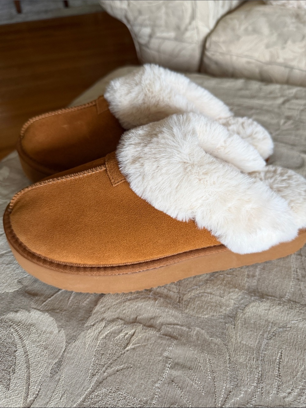 Cozy Joyspun Women's  Faux-Suede Slippers with Faux-Fur Lining.  Size 9 - Picture 4 of 4